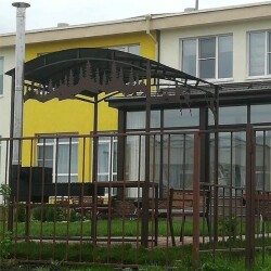 Мангальная беседка с мангалом, столиком и лавкой